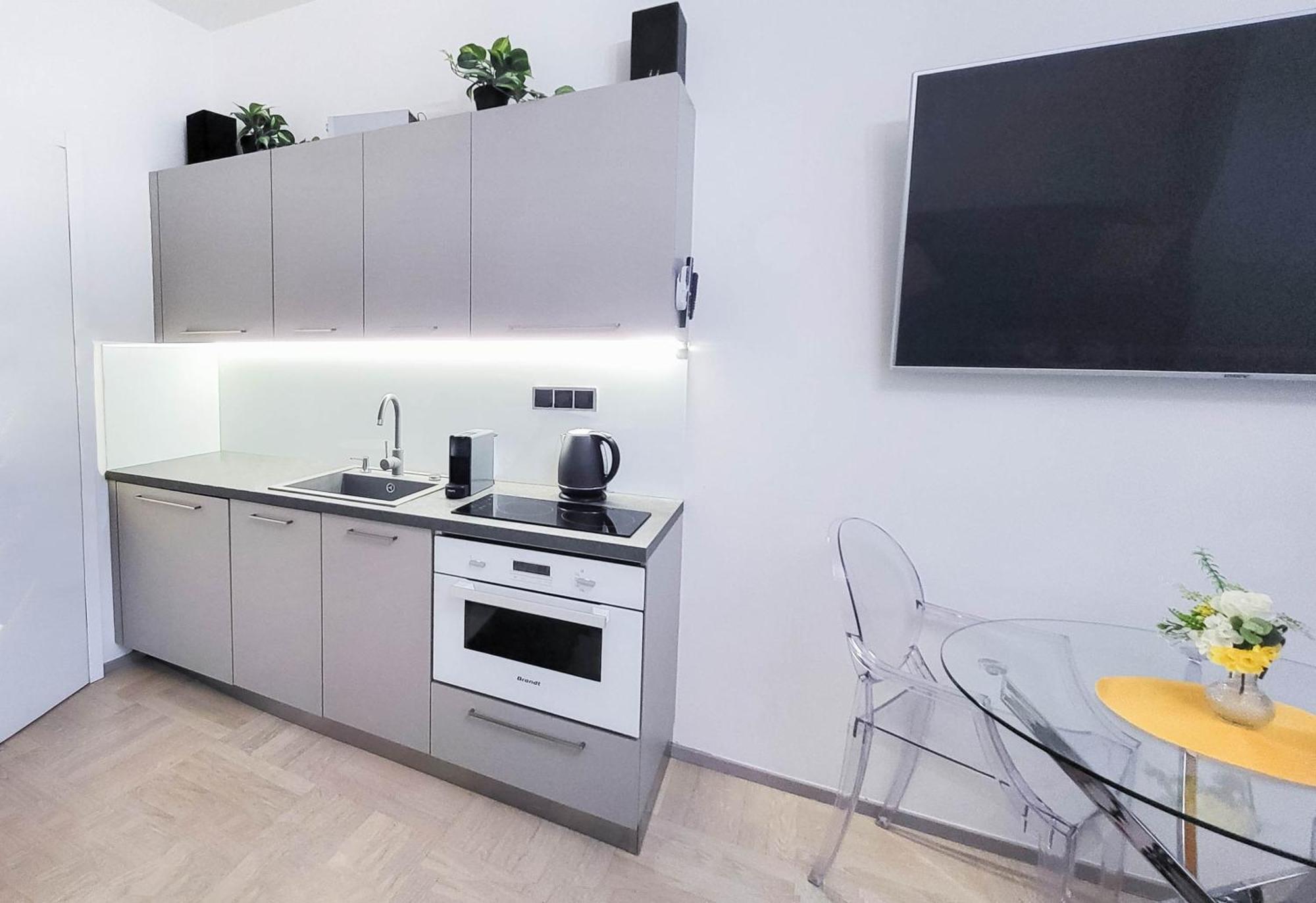New Exclusive With Ac Nearby Metro Appartamento Praga