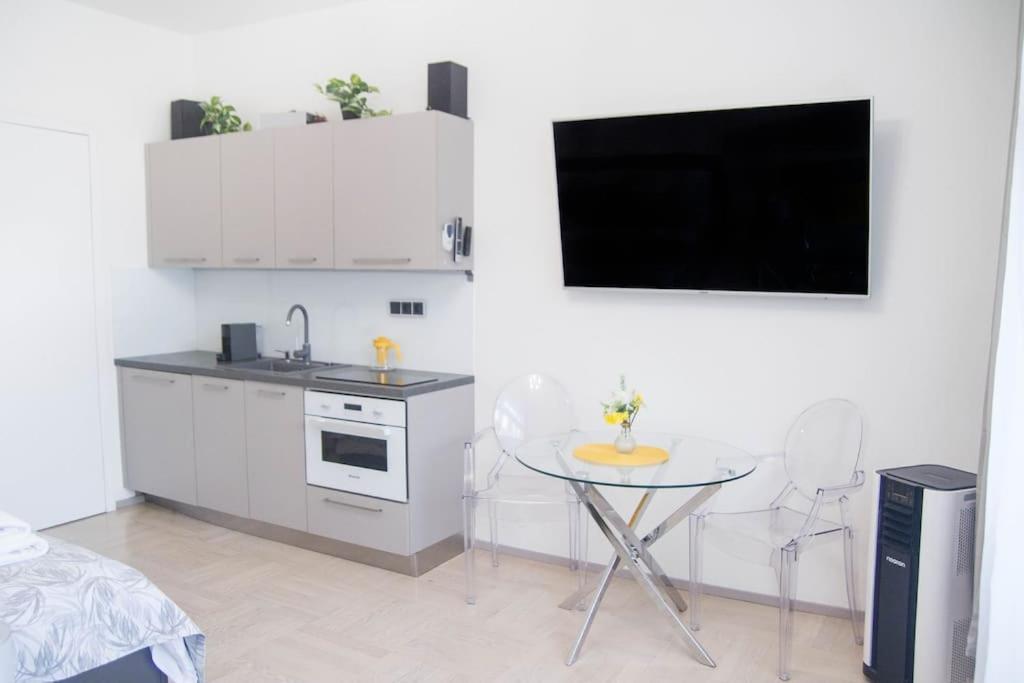 New Exclusive With Ac Nearby Metro Appartamento Praga