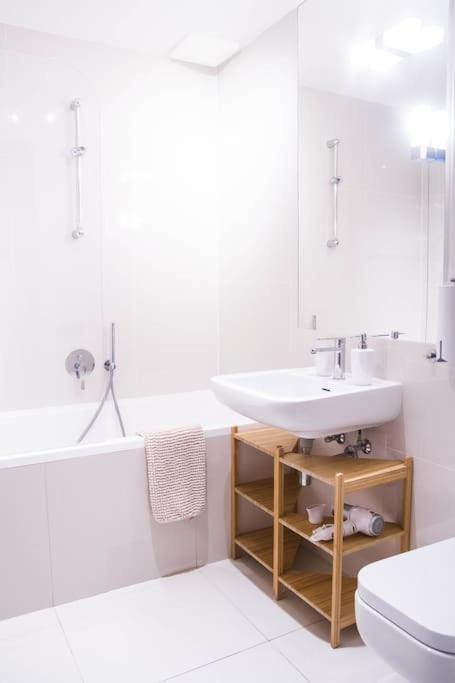 New Exclusive With Ac Nearby Metro Appartamento Praga